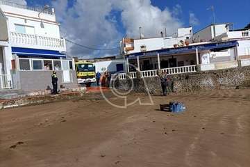 Una lancha neumática con varios jóvenes inmigrantes arriba a la playa de Ojos de Garza/TA.
